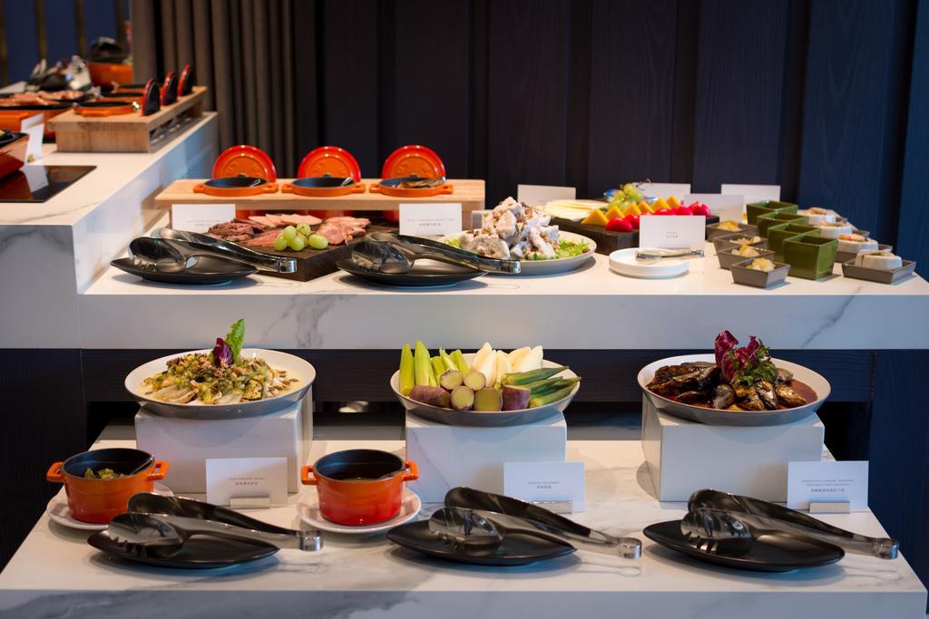 Park Lees Hotel Kaohsiung Exterior photo A salad bar