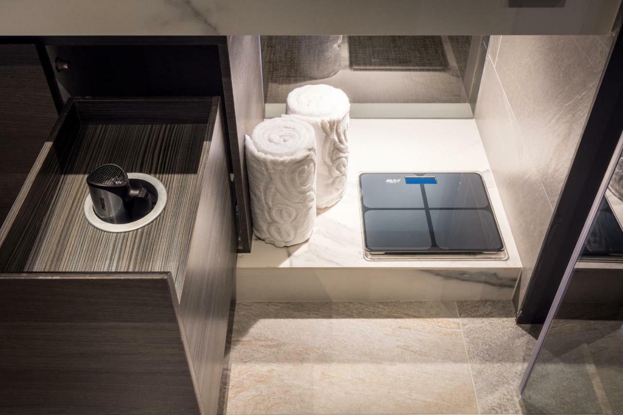 Park Lees Hotel Kaohsiung Exterior photo A digital bathroom scale