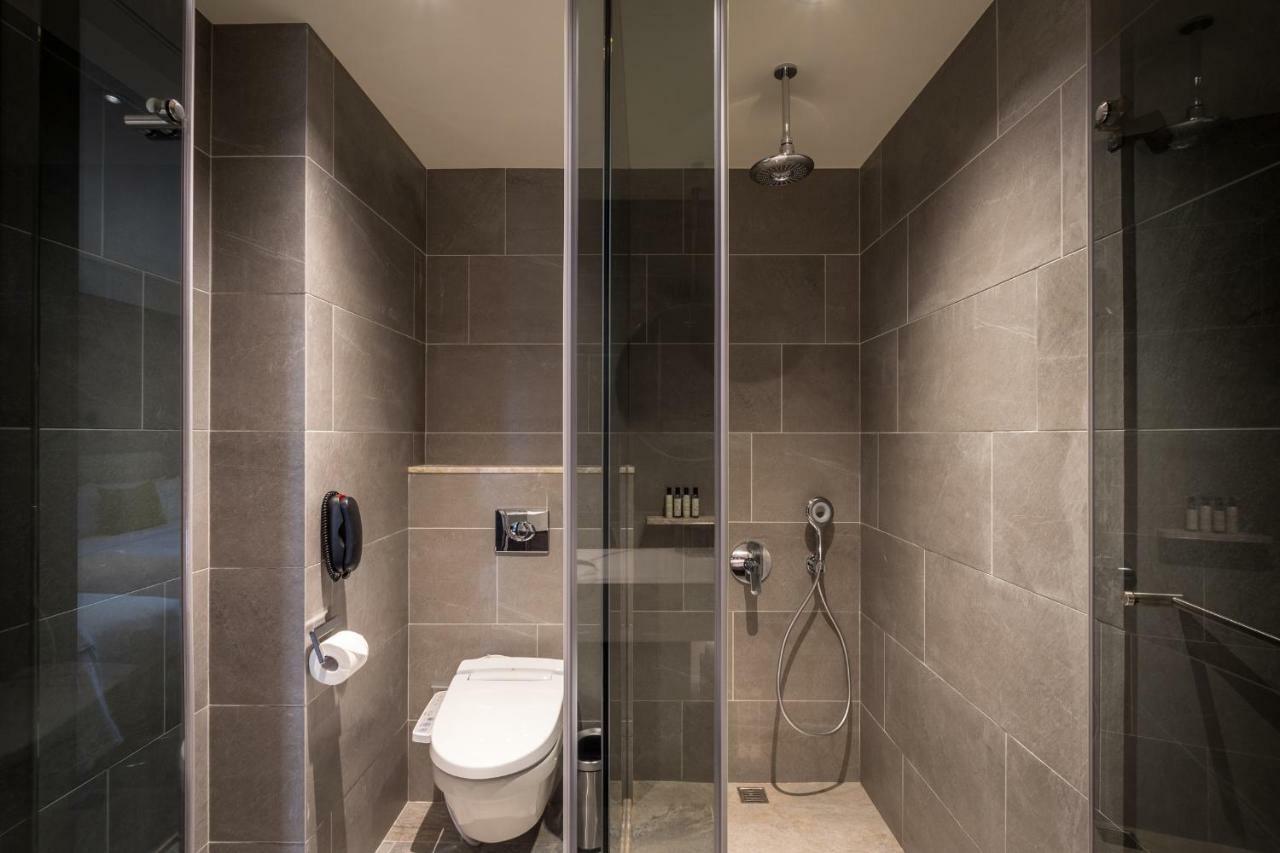Park Lees Hotel Kaohsiung Exterior photo A shower room in a hotel