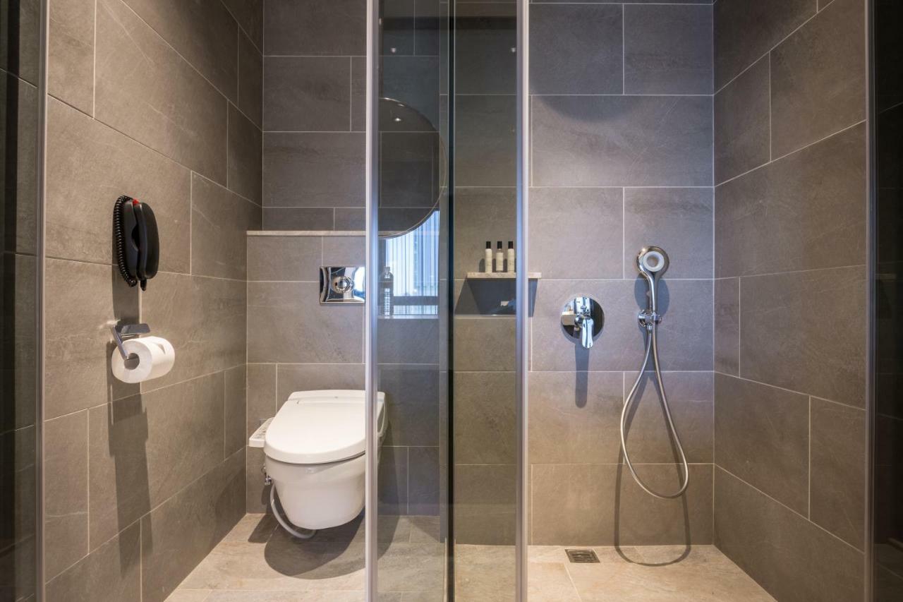 Park Lees Hotel Kaohsiung Exterior photo A wet room in a hotel
